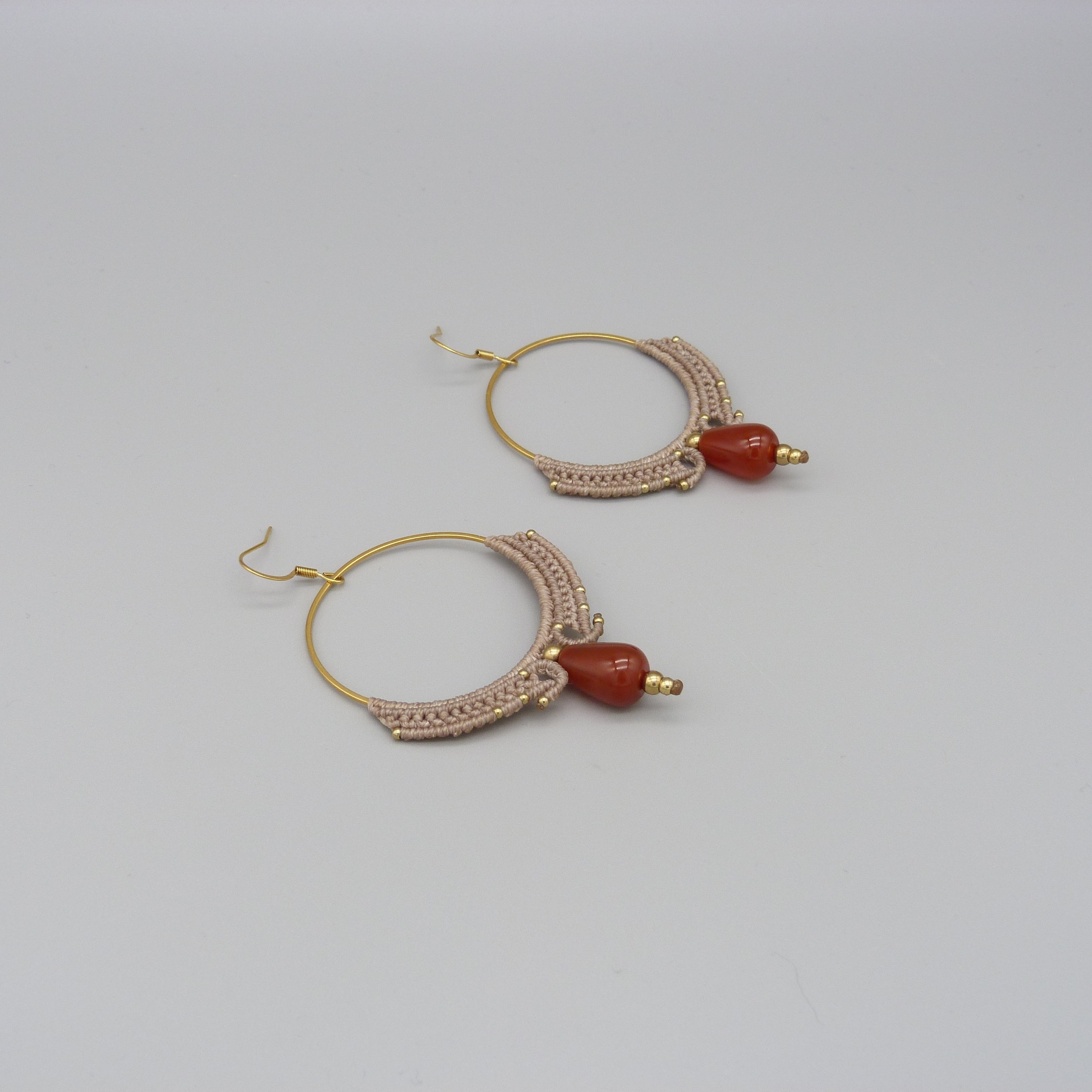 Paire de boucles d'oreilles cr&eacute;oles greige en micro-macram&eacute; avec une cornaline