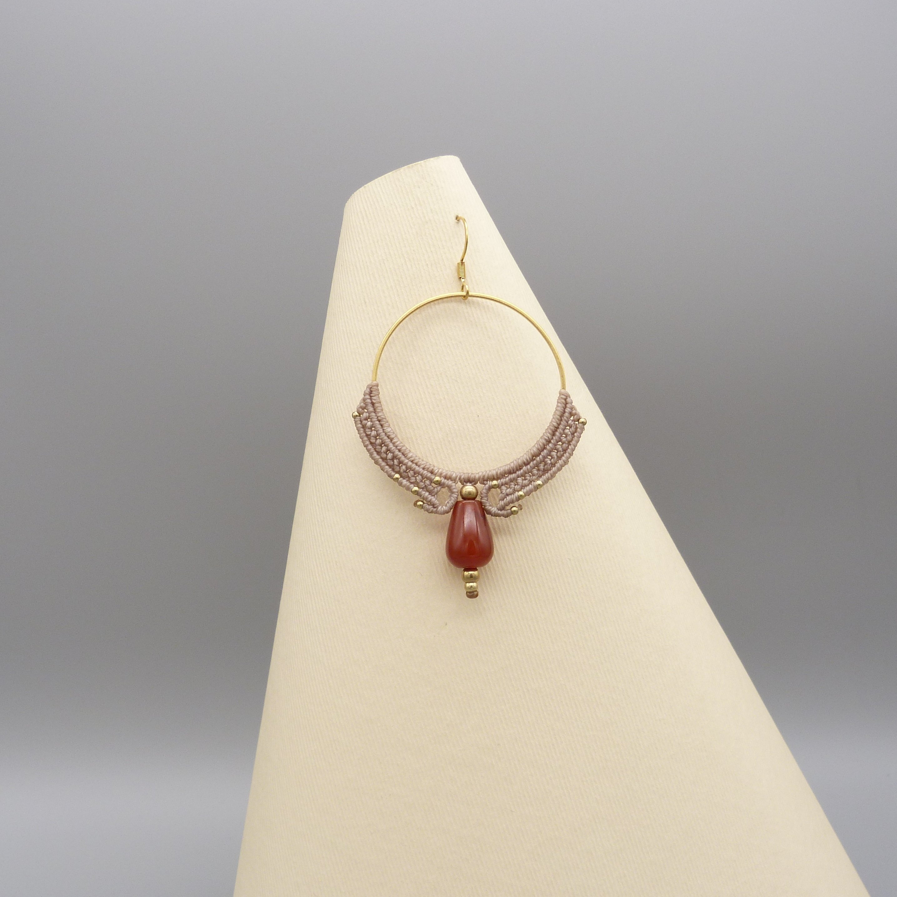 Paire de boucles d'oreilles cr&eacute;oles greige en micro-macram&eacute; avec une cornaline