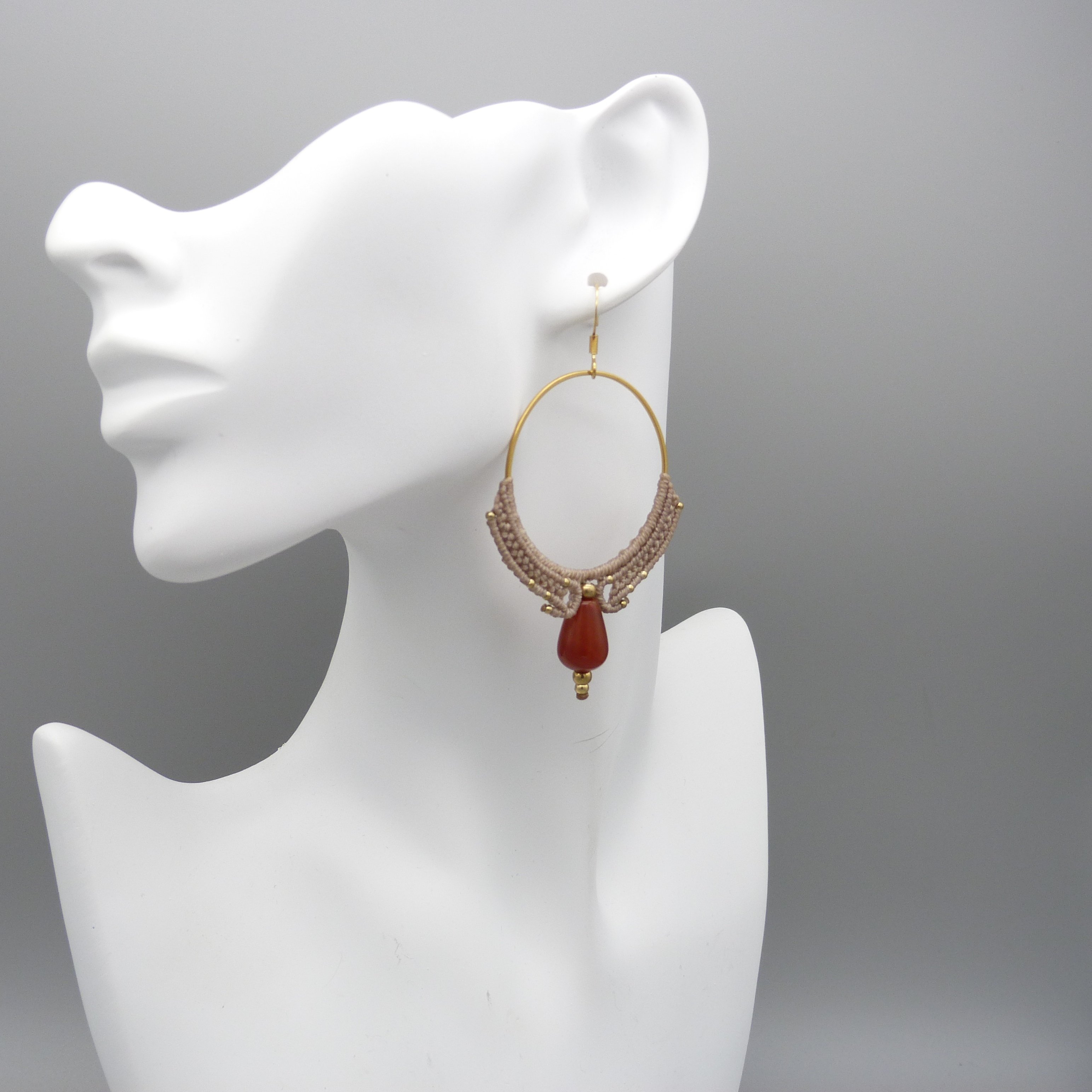 Paire de boucles d'oreilles cr&eacute;oles greige en micro-macram&eacute; avec une cornaline