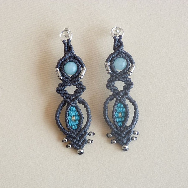 Paire de boucles d'oreilles  en micro-macram&eacute; grises et bleues avec un clou d'oreille en  argent 925 