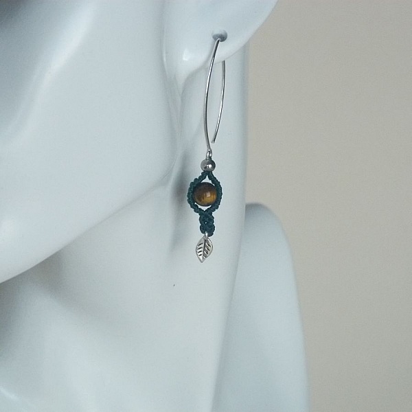 Paire de boucles d'oreilles  en micro-macram&eacute; vertes avec une perle oeil de tigre