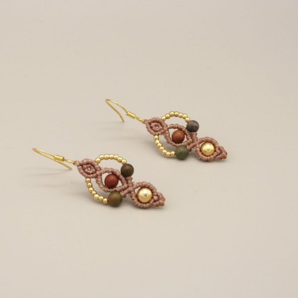 Paire de boucles d'oreilles  en micro-macram&eacute; couleur taupe 