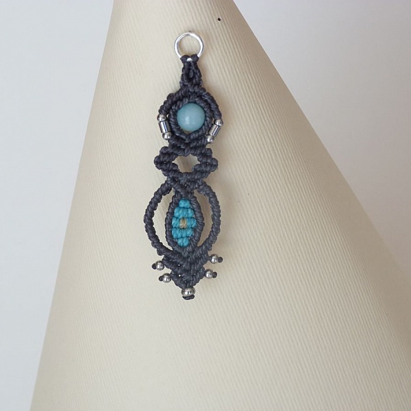 Paire de boucles d'oreilles  en micro-macram&eacute; grises et bleues avec un clou d'oreille en  argent 925 