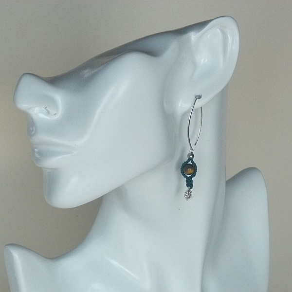 Paire de boucles d'oreilles  en micro-macram&eacute; vertes avec une perle oeil de tigre