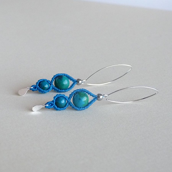 Paire de boucles d'oreilles  en micro-macram&eacute; bleu turquoise avec  deux chrysocolles