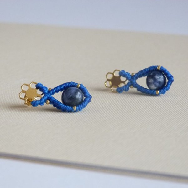 Paire de boucles d'oreilles  en micro-macram&eacute; bleu roi