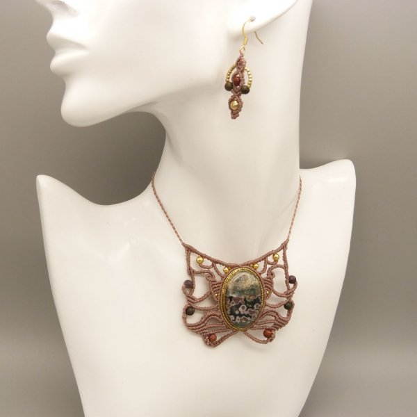 Paire de boucles d'oreilles  en micro-macram&eacute; couleur taupe 