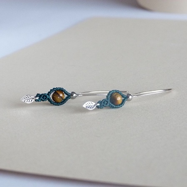 Paire de boucles d'oreilles  en micro-macram&eacute; vertes avec une perle oeil de tigre