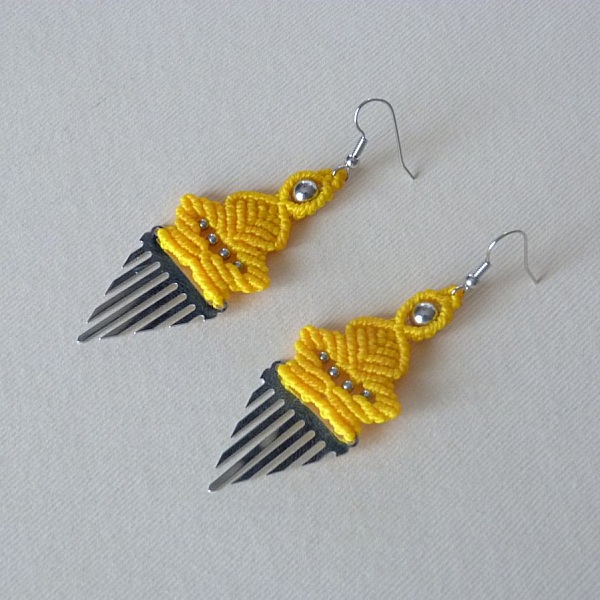 Paire de boucles d'oreilles en micro-macram&eacute; jaune