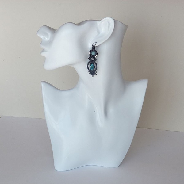 Paire de boucles d'oreilles  en micro-macram&eacute; grises et bleues avec un clou d'oreille en  argent 925 