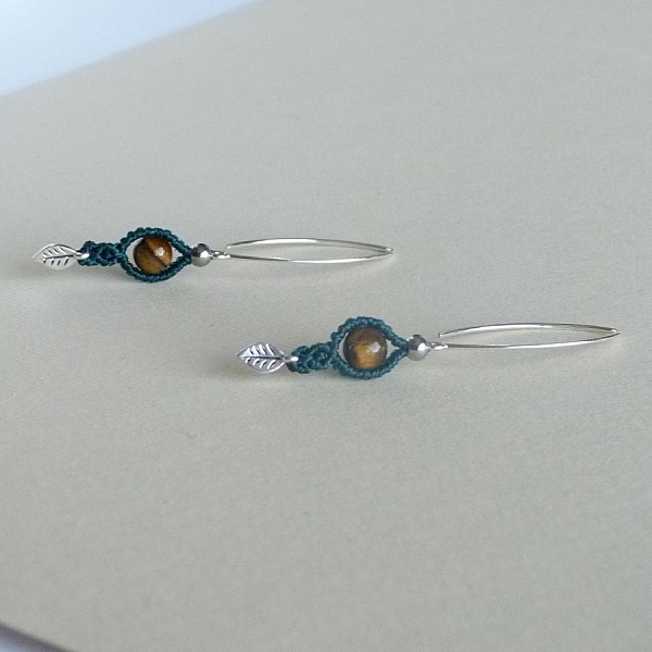 Paire de boucles d'oreilles  en micro-macram&eacute; vertes avec une perle oeil de tigre