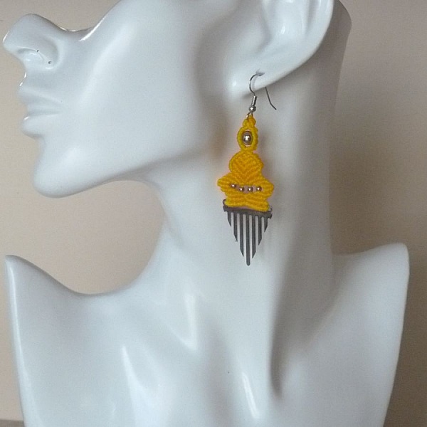 Paire de boucles d'oreilles en micro-macram&eacute; jaune