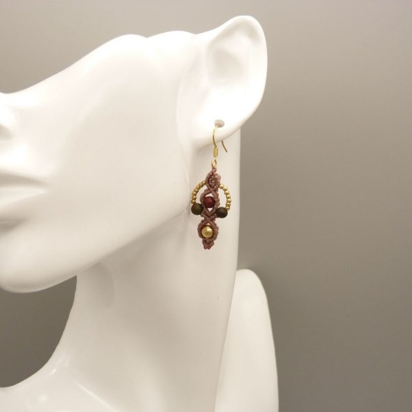 Paire de boucles d'oreilles  en micro-macram&eacute; couleur taupe 