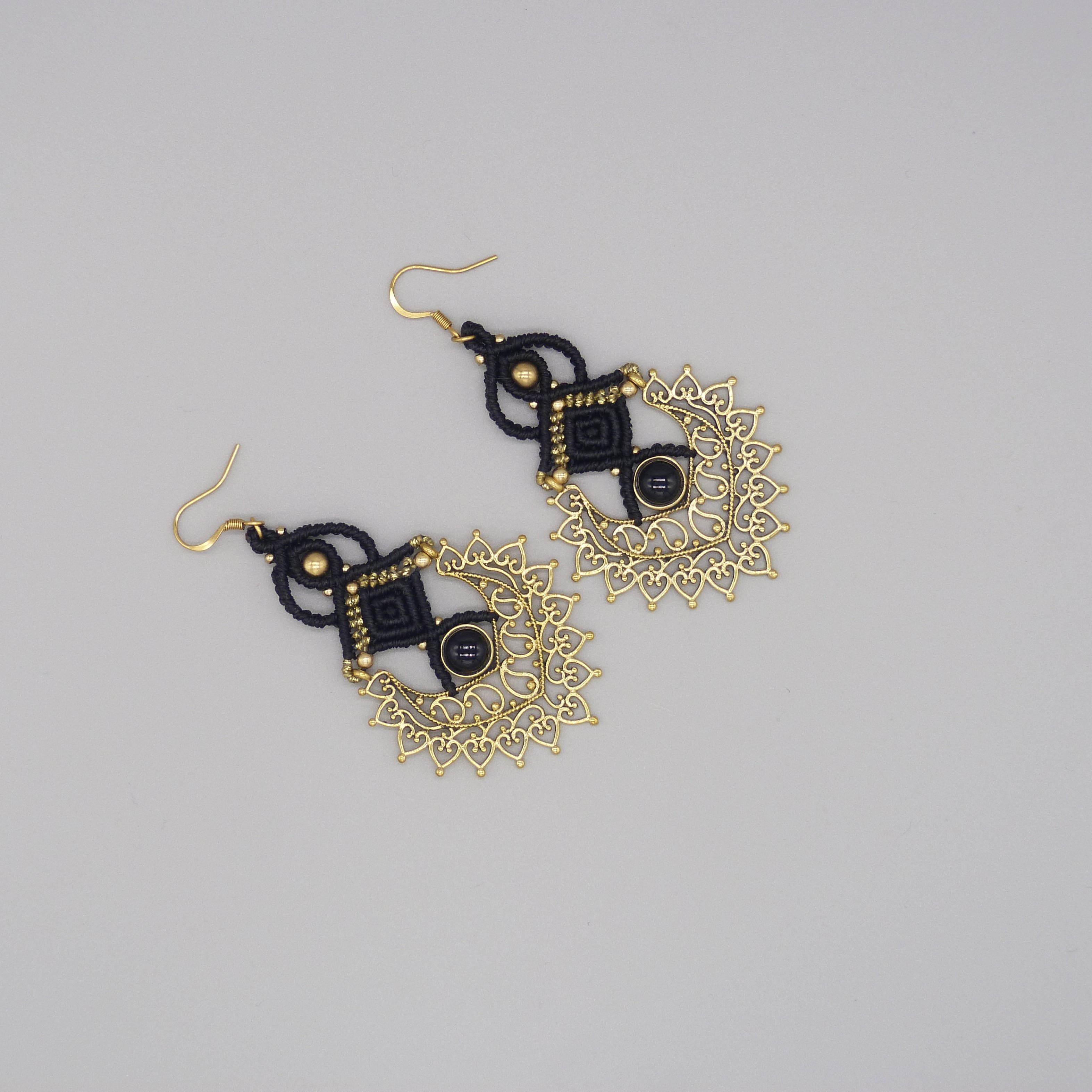 Paire de boucles d'oreilles noires en micro-macramé avec un onyx noir