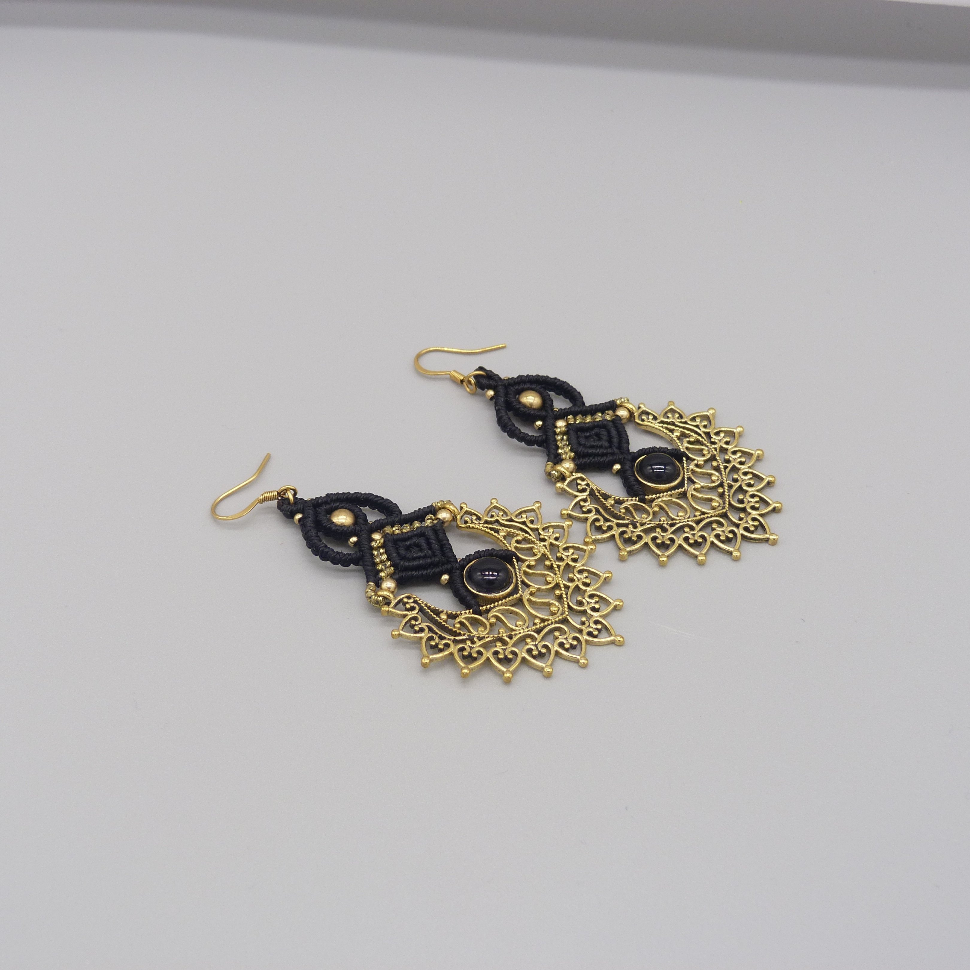 Paire de boucles d'oreilles noires en micro-macramé avec un onyx noir