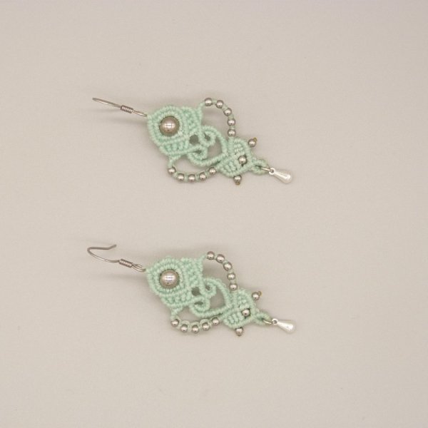 Paire de boucles d'oreilles vert menthe &agrave; l'eau en micro-macram&eacute; 