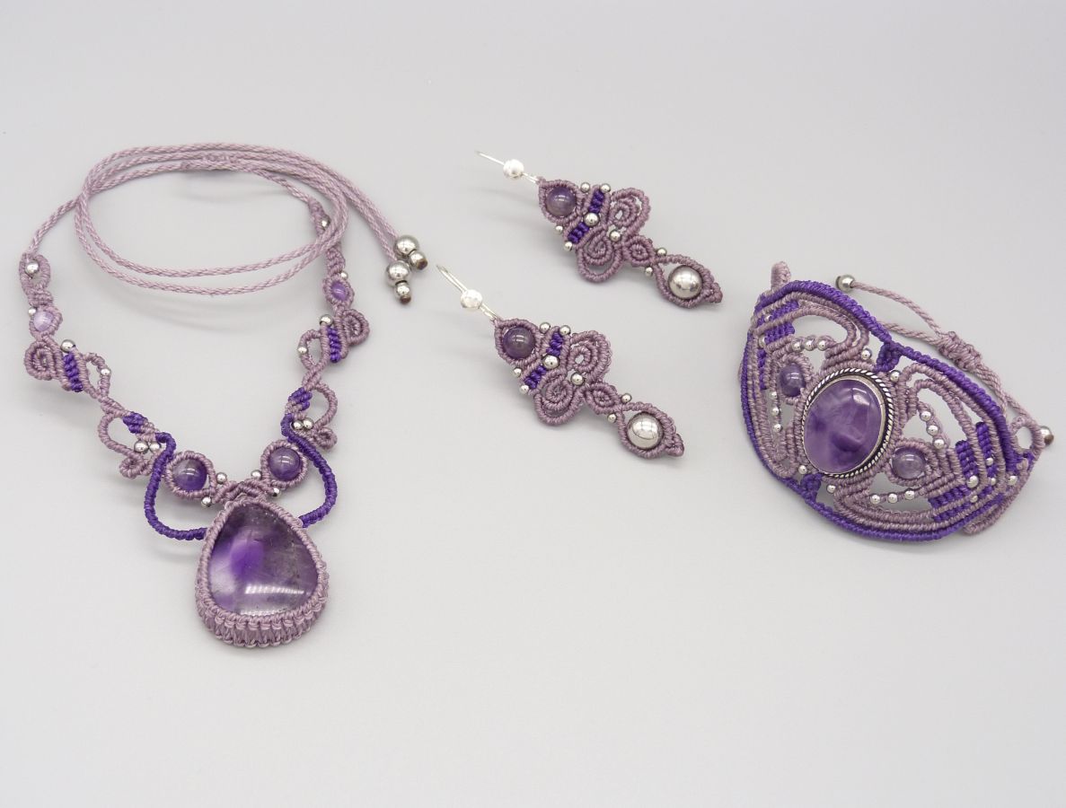 Parure collier, bracelet,boucles d'oreilles en micro-macramé ton violet avec des améthystes