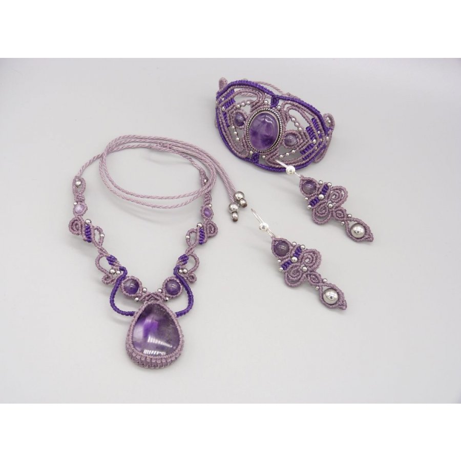 Parure collier, bracelet,boucles d'oreilles en micro-macramé ton violet avec des améthystes