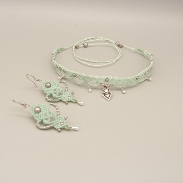 Parure ras-de-cou et boucles d'oreilles en micro-macramé couleur vert menthe à l'eau