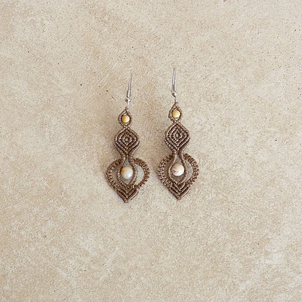 Parure ton brun en micro-macram&eacute; cabochon en bois de palmier fossilis&eacute;