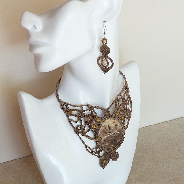 Parure ton brun en micro-macram&eacute; cabochon en bois de palmier fossilis&eacute;