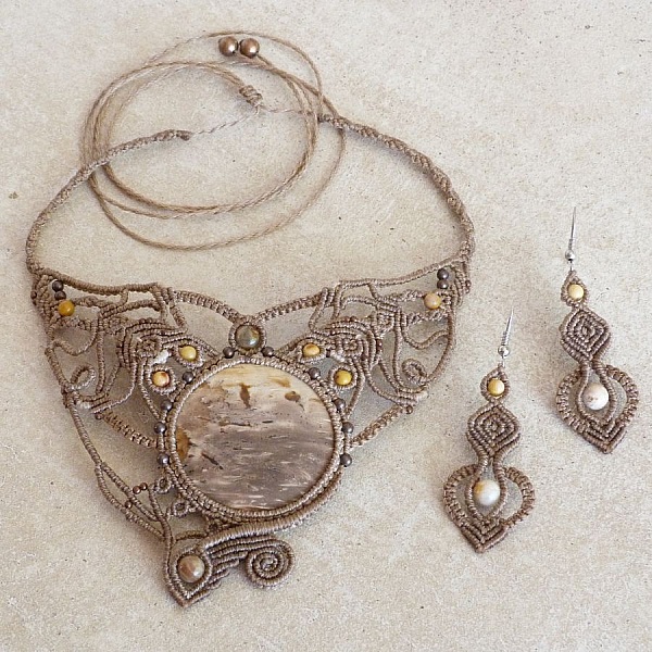 Parure ton brun en micro-macram&eacute; cabochon en bois de palmier fossilis&eacute;