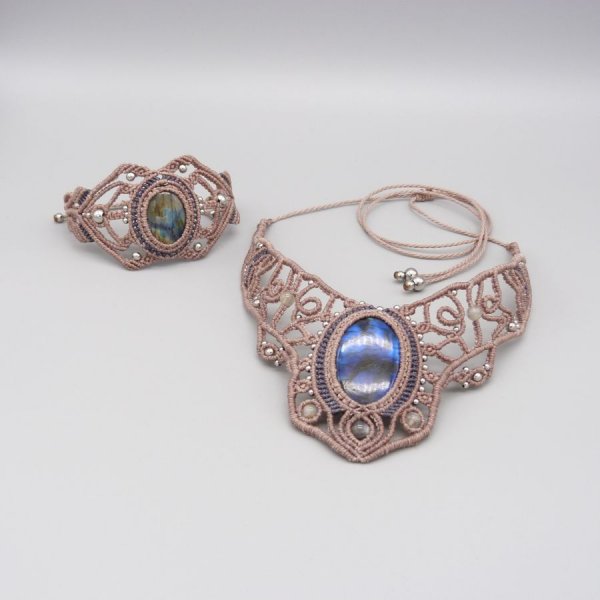 Parure collier et bracelet en micro-macramé pierre gemme labradorite en ton taupe