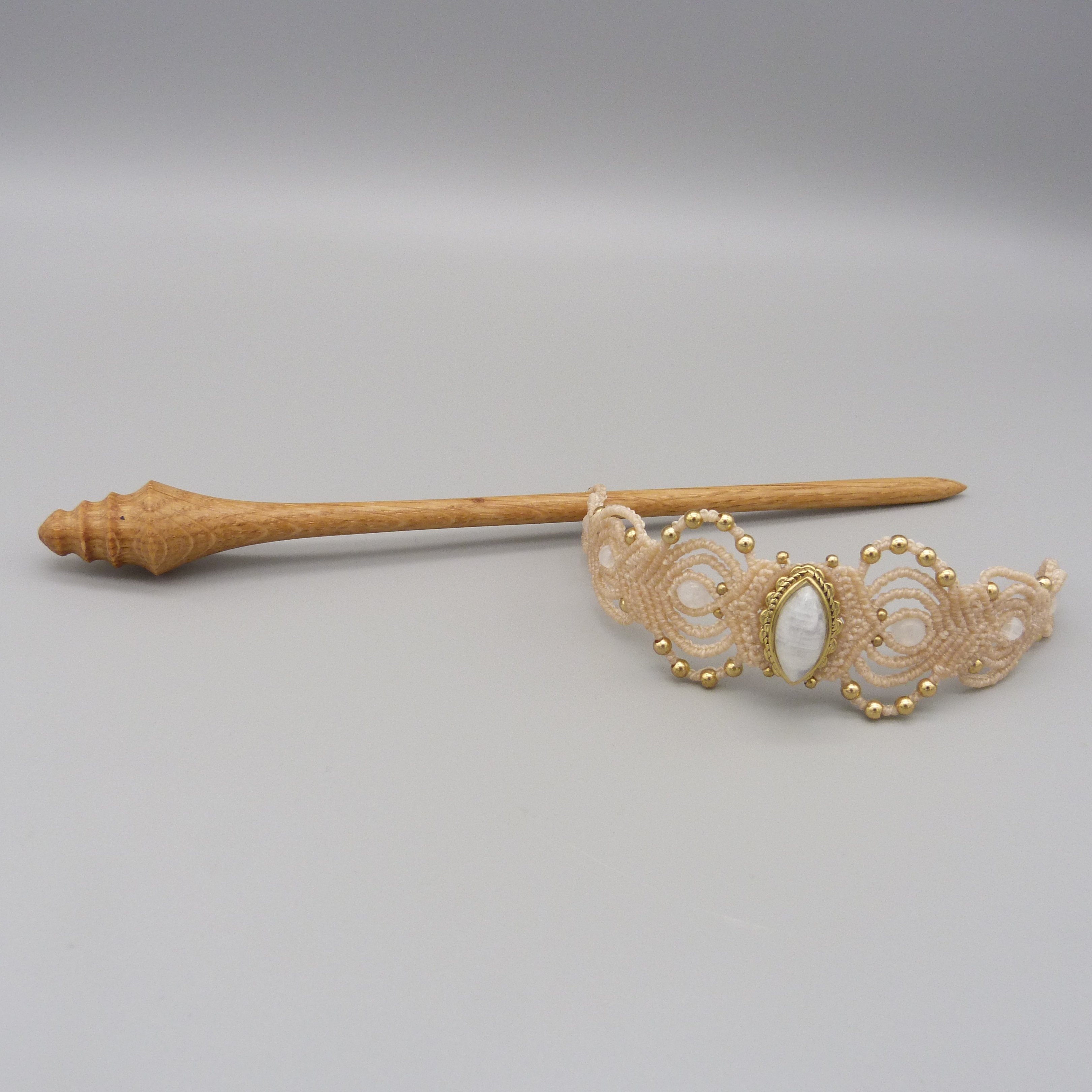 pic &agrave; cheveux avec ornement en micro-macram&eacute;