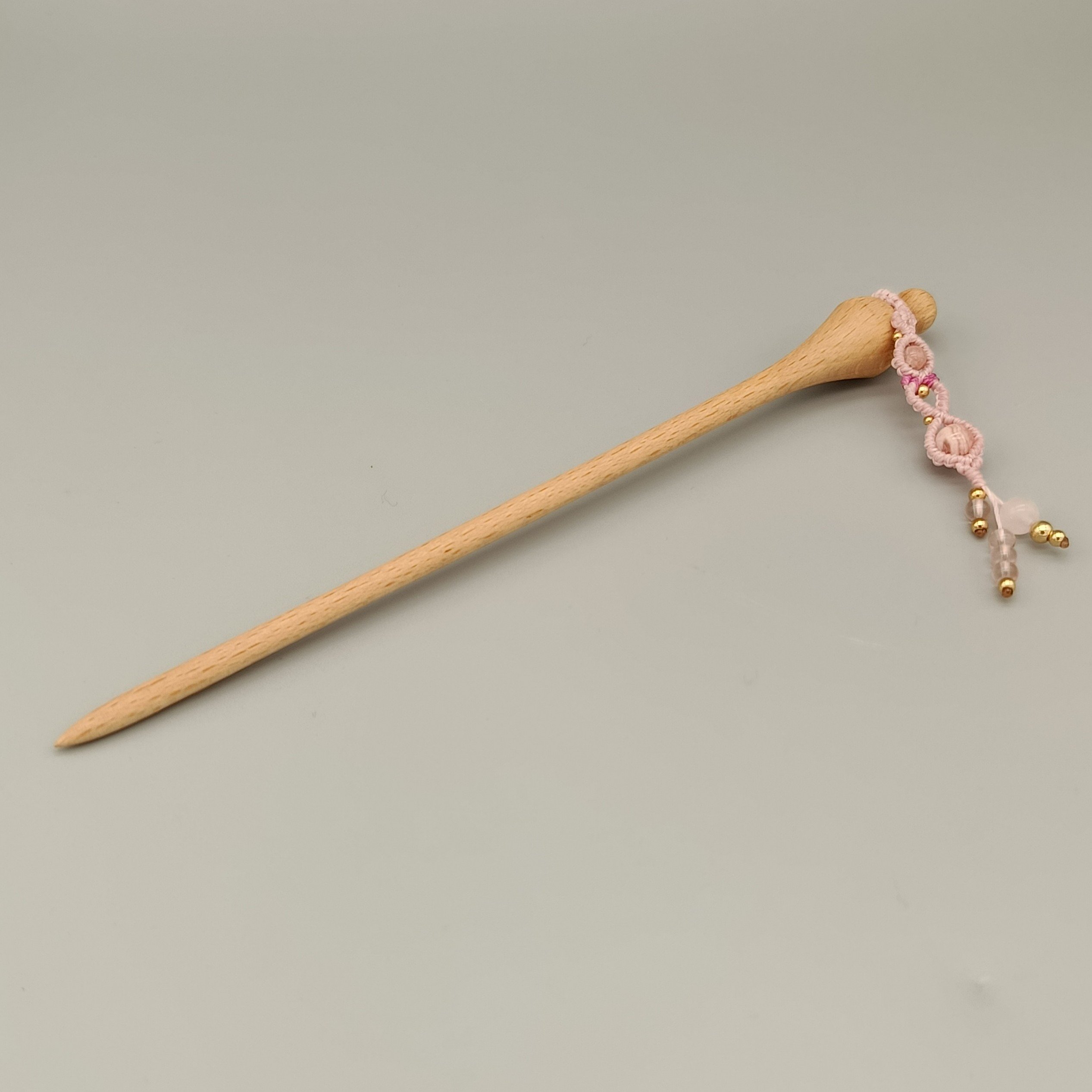 pic à cheveux avec ornement en micro-macramé
