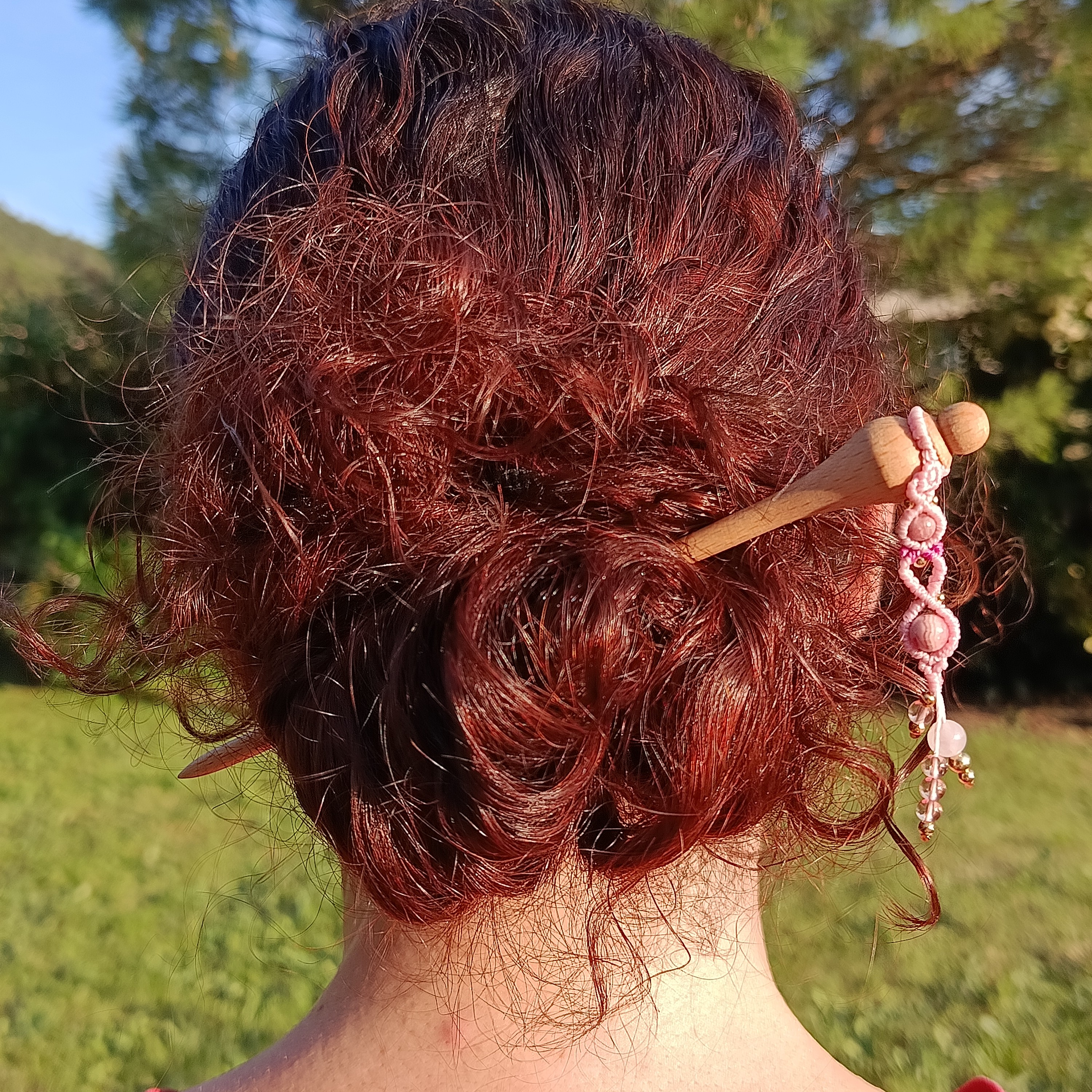 pic à cheveux avec ornement en micro-macramé