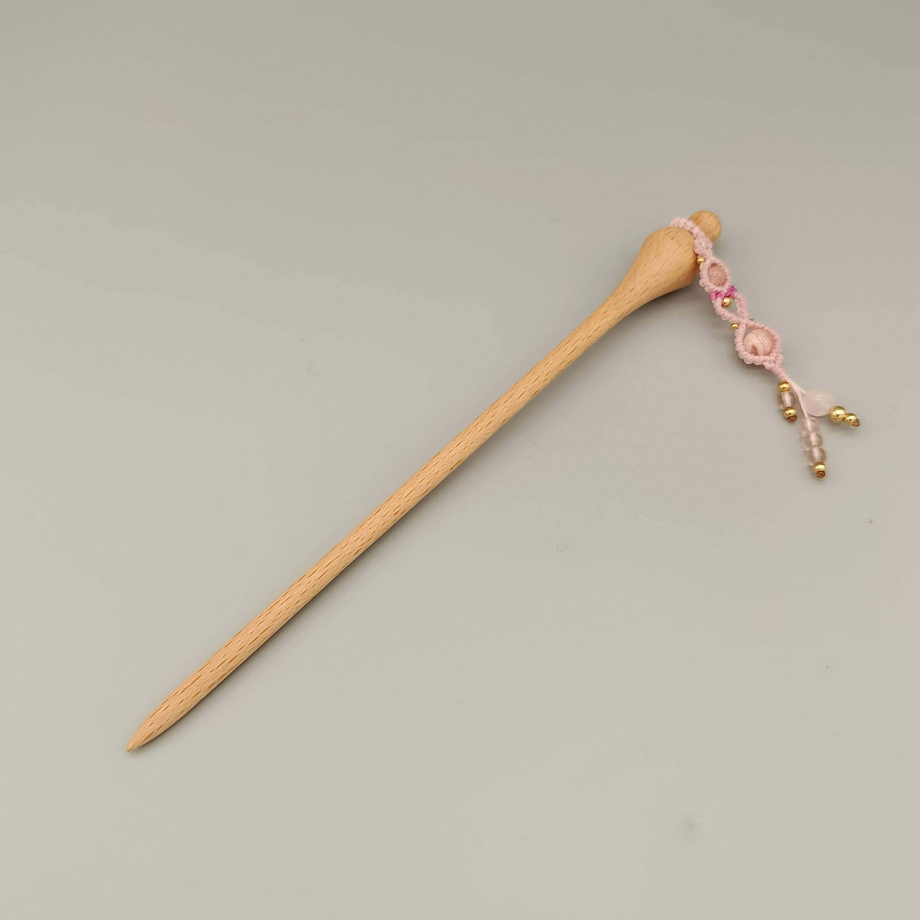 pic à cheveux avec ornement en micro-macramé