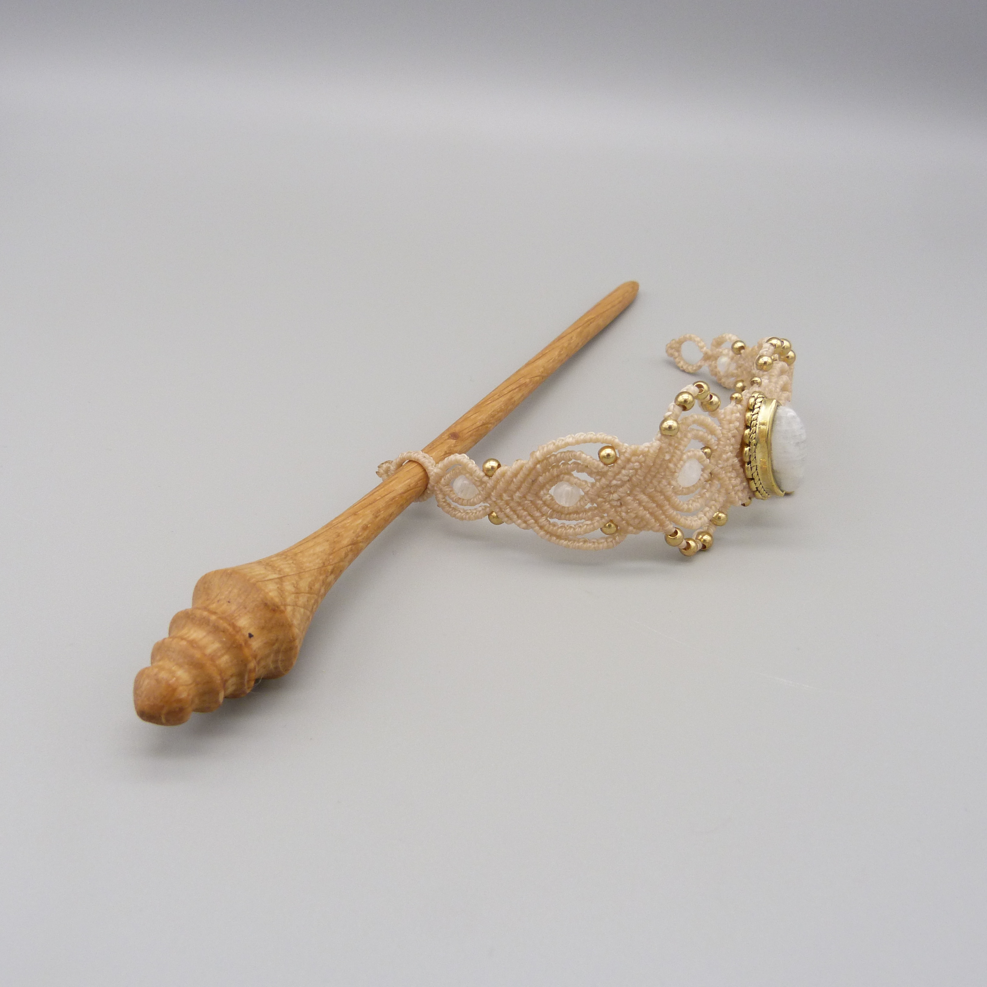 pic à cheveux avec ornement en micro-macramé