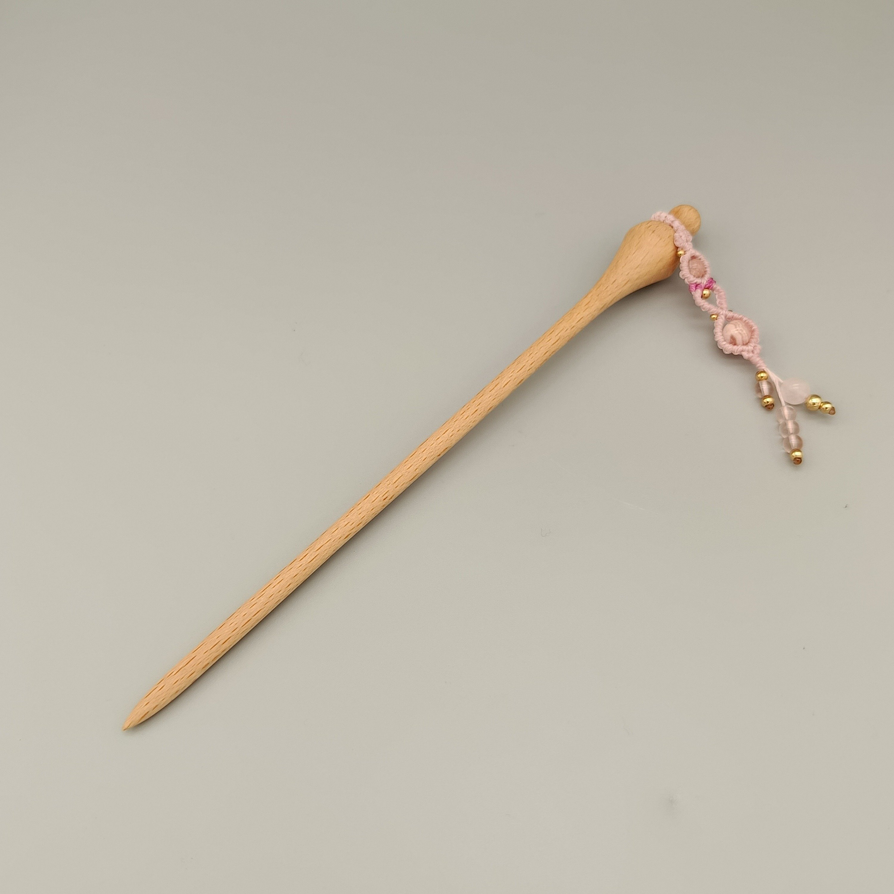 pic à cheveux avec ornement en micro-macramé