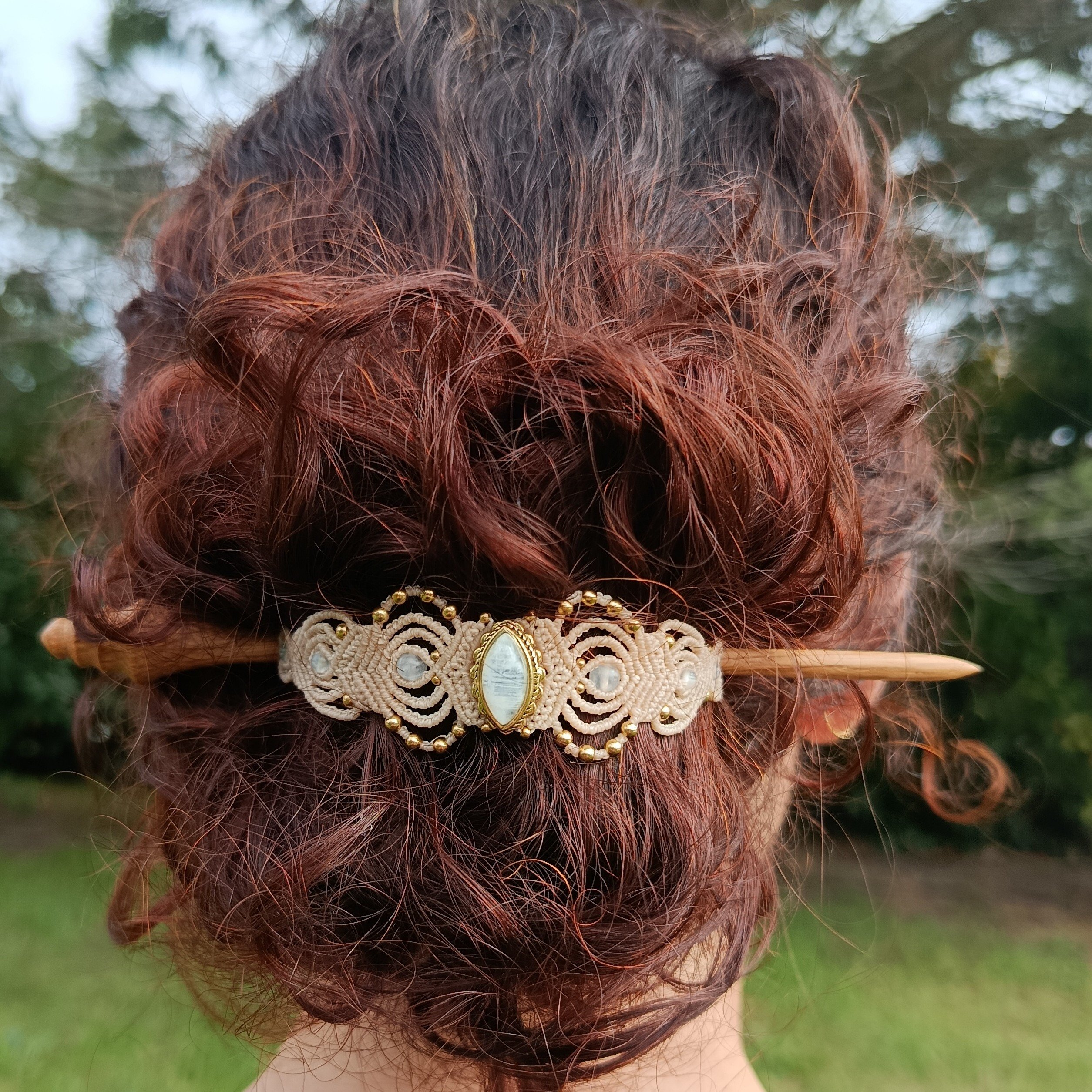 pic à cheveux avec ornement en micro-macramé