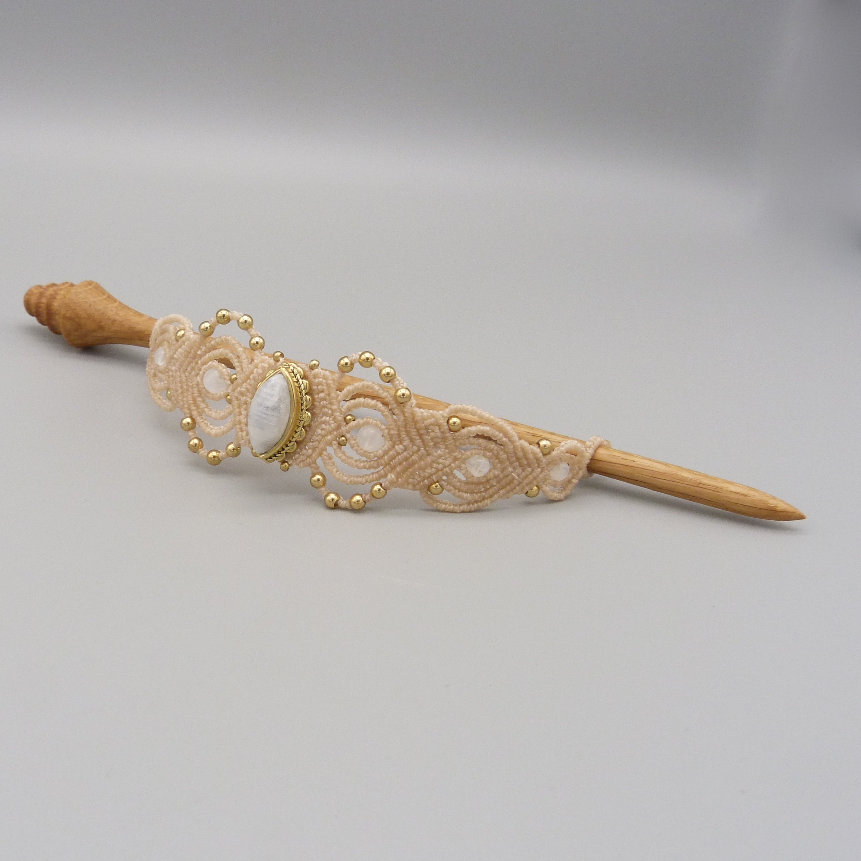 pic &agrave; cheveux avec ornement en micro-macram&eacute;