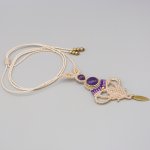 collier sautoir couleur sable et violet en micro-macramé avec une améthyste sertie de laiton