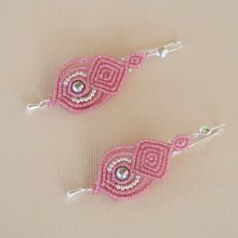 Boucles d'oreilles  rose en micro-macramé avec crochets en argent 925