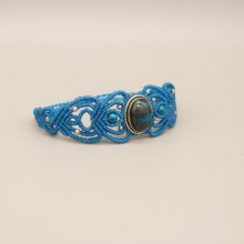 Bracelet en micro-macramé bleu turquoise avec une pierre chrysocolle sertie de métal