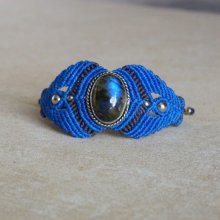Bracelet manchette en micro-macramé bleu roi et marron avec une pierre naturelle, la labradorite 