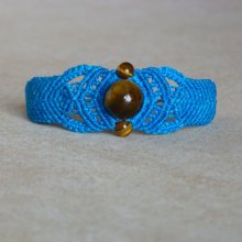 Bracelet  en micro-macramé bleu avec des perles oeil de tigre