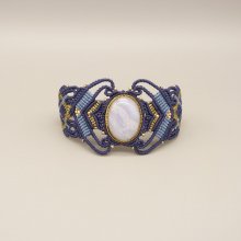 Bracelet en micro-macramé bleu nuit avec une agate rubanée sertie de métal doré
