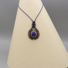 collier bleu nuit en micro-macramé avec un lapis lazuli serti de laiton