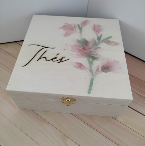 Boîte en bois, décoration artisanale, gravée et accessoire fleurie en résine époxy. Box de rangements thés ou infusions, décoration d'intérieur.