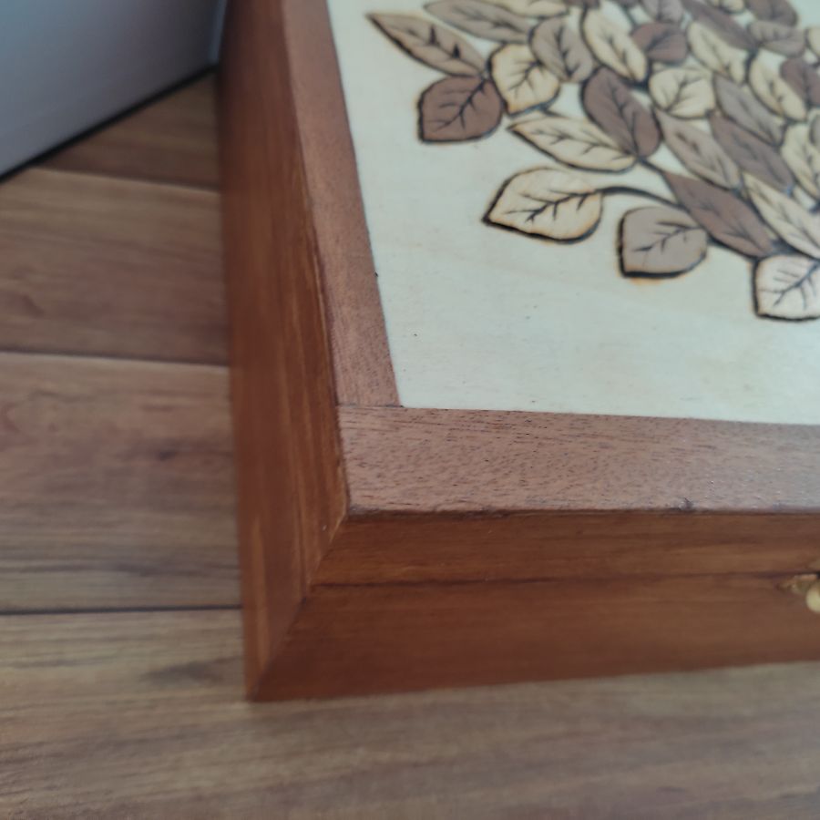 Boîte en bois en marqueterie en placage bois motifs feuilles et arbre aux reliefs pyrogravés