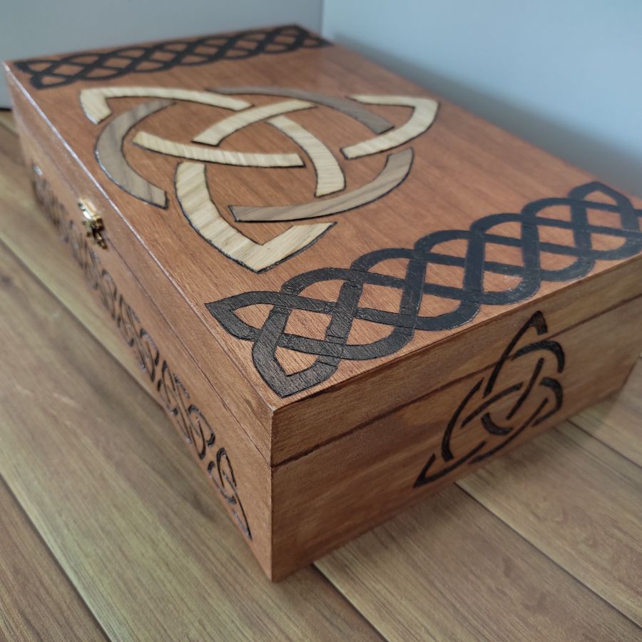 Boîte en bois marqueterie artisanale en placage bois, reliefs pyrogravés d'inspiration "Celtes"