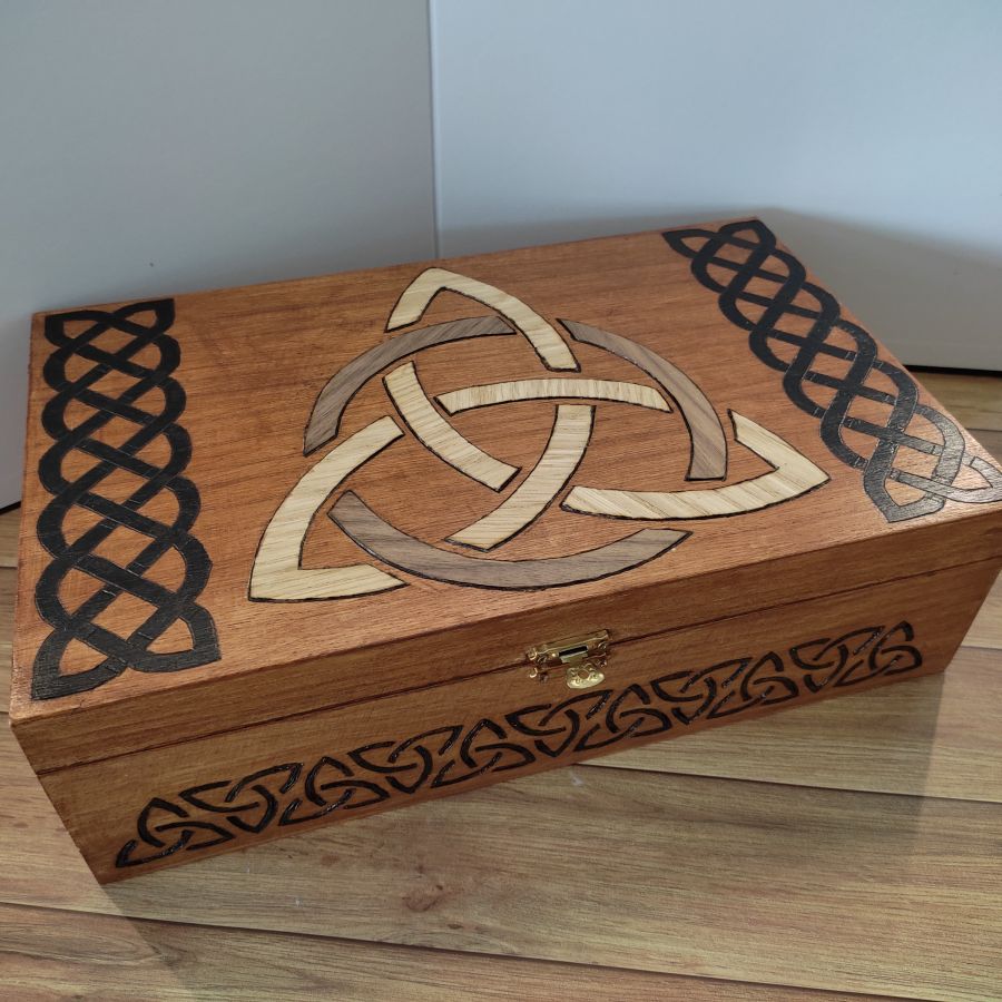 Boîte en bois marqueterie artisanale en placage bois, reliefs pyrogravés d'inspiration "Celtes"