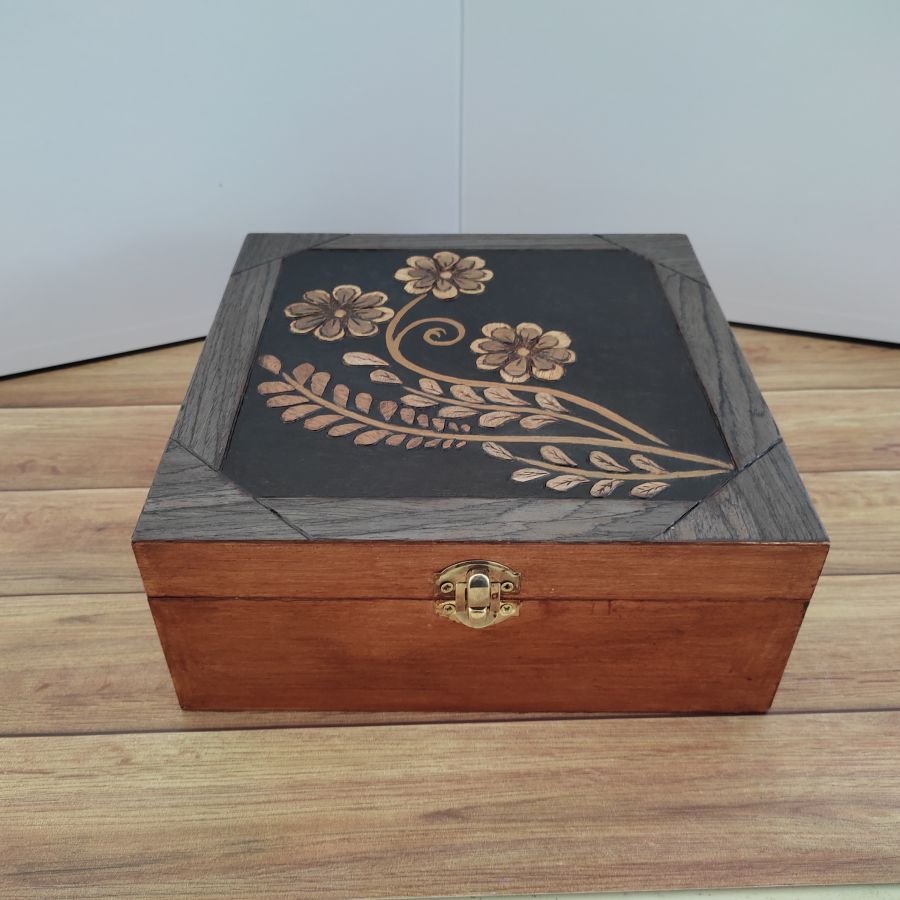 Boîte en bois, décoration artisanale, marqueterie en placage bois, reliefs pyrogravés, motifs "Fleurs".  Box de rangements divers, décoration d'intérieur.