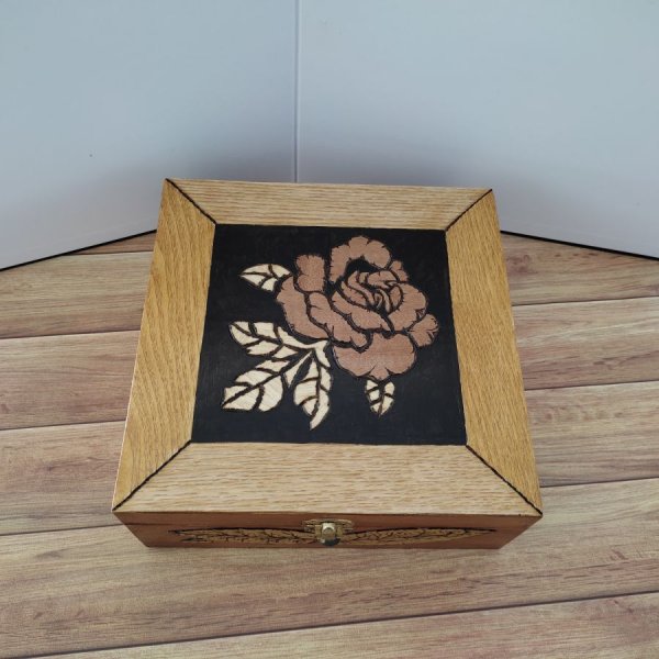 Boîte en bois, décoration artisanale, marqueterie en placage bois, reliefs pyrogravés, motif "Rose".  Box de rangements divers, décoration d'intérieur.