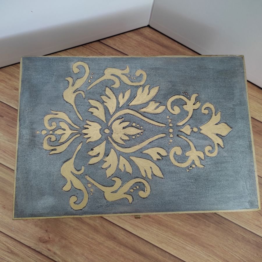 Boîte en bois, décoration artisanale, reliefs pyrogravés sur fond gris anthracite, motifs "Vintage".  Box de rangements divers, décoration d'intérieur.