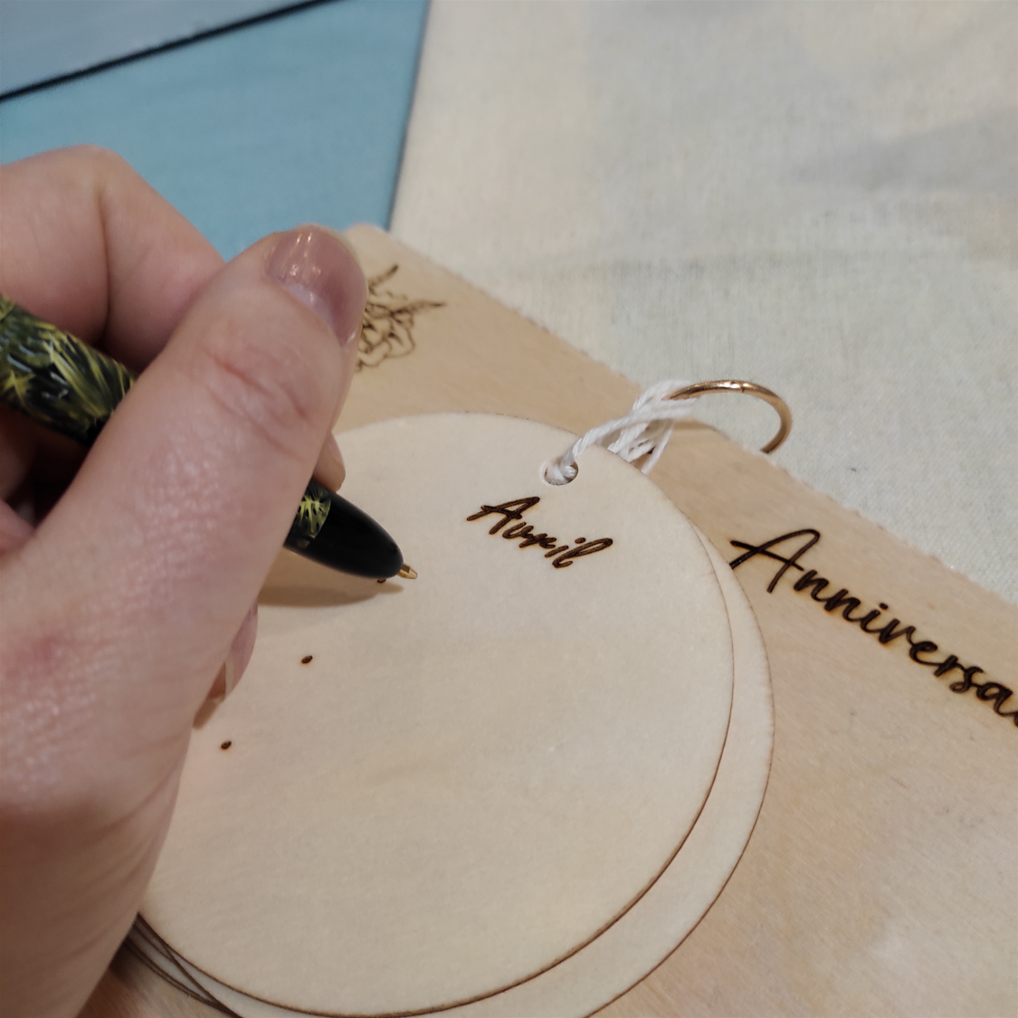 Calendrier anniversaires, ardoise pour craie messages, en bois gravé travail artisanal